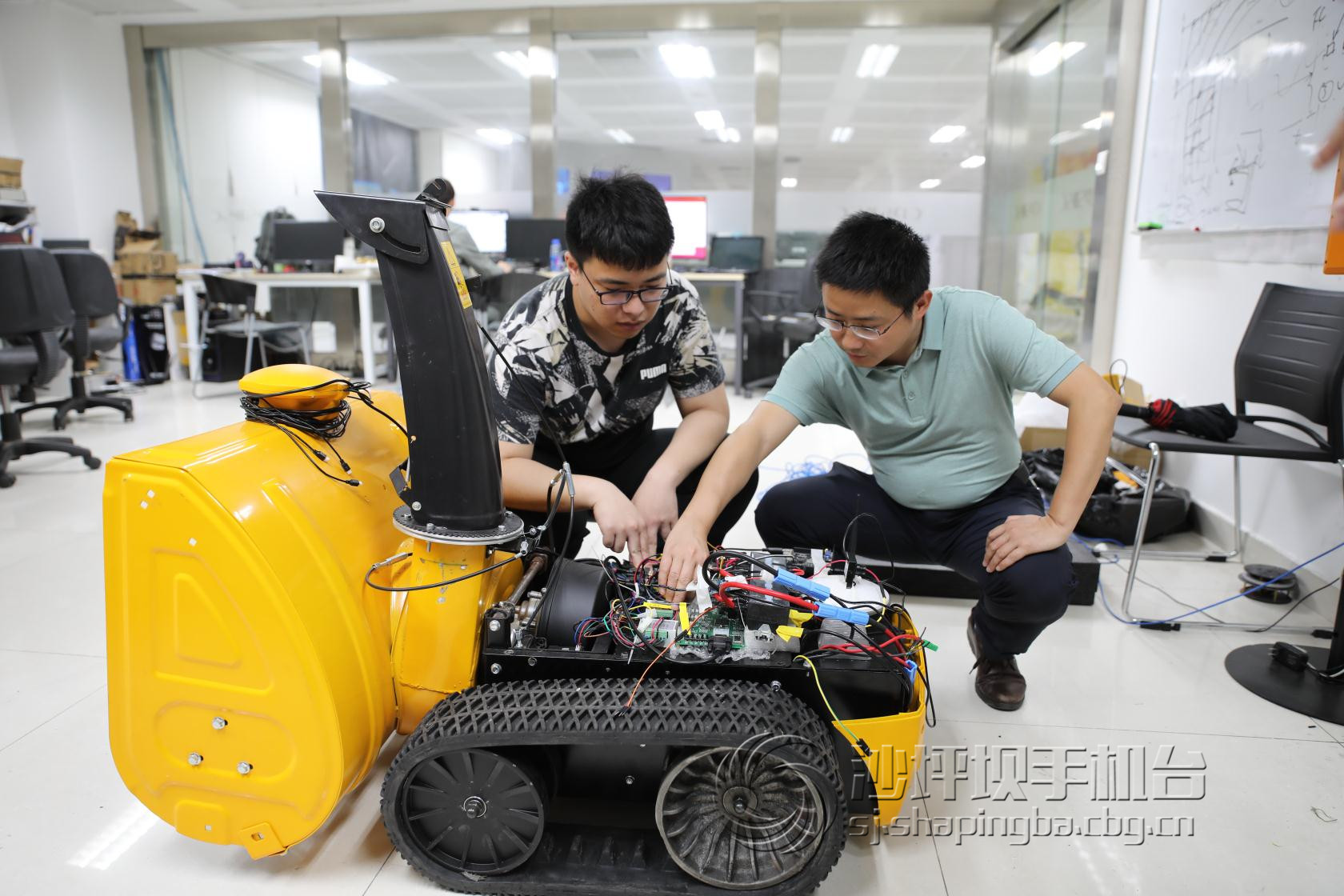 掃雪也得拼智能 我區企業研發掃雪機器人填補國內空白
